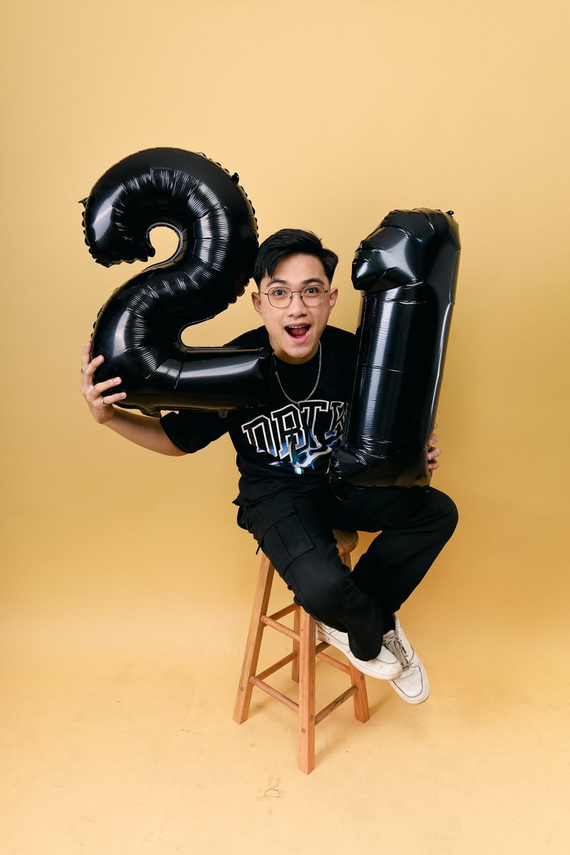 karapsss's tweet photo. It’s supposed to be fun turning 21✨ https://t.co/ubuVTDWNFu