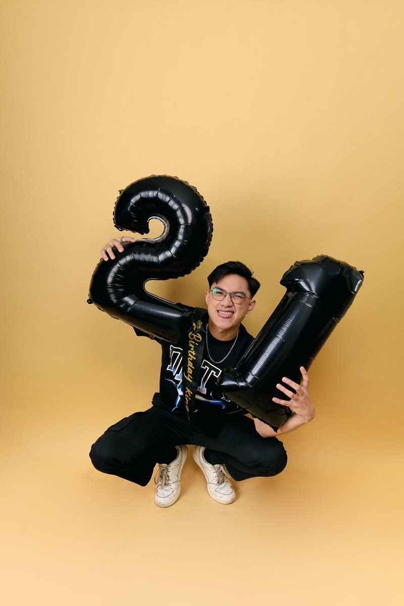 karapsss's tweet photo. It’s supposed to be fun turning 21✨ https://t.co/ubuVTDWNFu