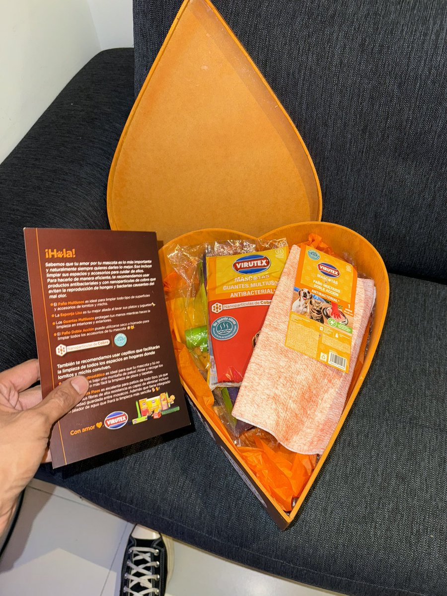 joseandrescg's tweet photo. Gracias #Virutex por los productos de limpieza especiales para las mascotas 🐾. A Lolo le encantó su caja de corazón 🧡.
Nos mandaron cepillos con jalador, paños y guantes antibacteriales 👌🏽. Estos solo serán usados para las áreas de don Loloberto que cada vez es más exigente jaja.
Uno de los cepillos es ideal para recoger los pelos de tus mascotas en muebles o pisos.
Encuéntralos en #LaComer o en #Sodimac
#Publicidad