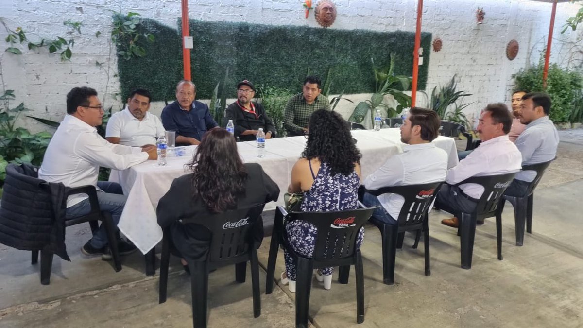 SoyPavelGaspar's tweet photo. 🤝✨ Reunión en #AcatlánDeOsorio
Hoy trabajamos en equipo fortaleciendo estrategias para beneficiar nuestra región, siempre escuchando y colaborando con la gente. 💼💪 #CompromisoPorAcatlán #Distrito23 #Puebla https://t.co/TdUQGdk0C7