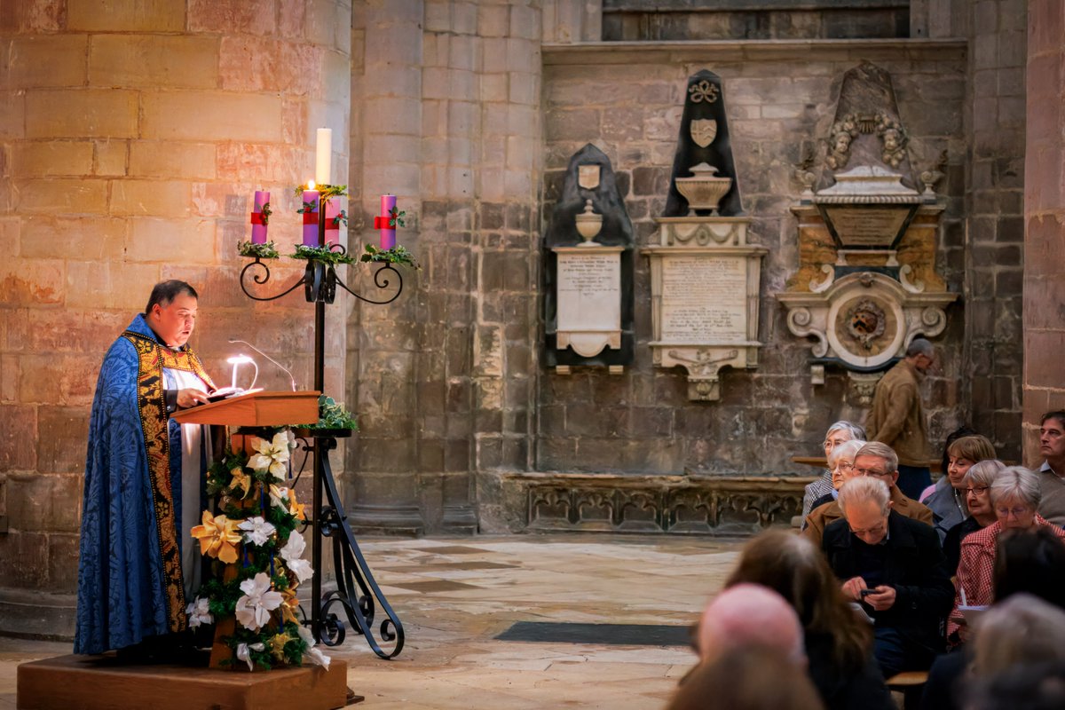 Gloucester Cathedral tweet media
