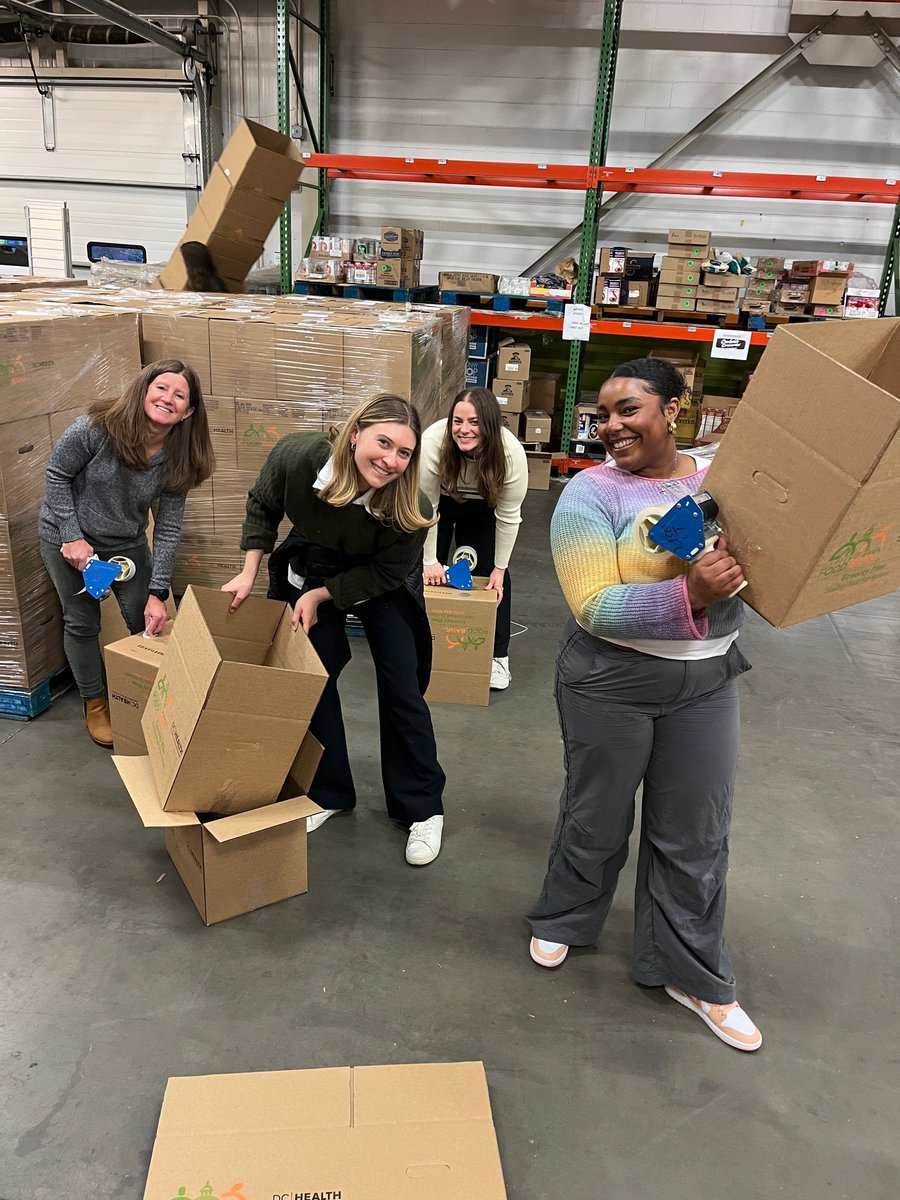 CNNSOTU's tweet photo. The @CNNSotu and @InsidePolitics teams had a great trip to the @foodbankmetrodc to help volunteer in their important work this holiday season! Thanks so much for having us! https://t.co/EcAnQHCNVc
