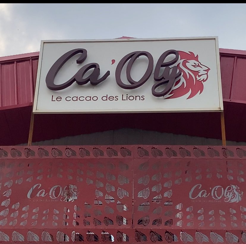 MbargaAtangana1's tweet photo. Bravo à Mme Tame Lisette Claudia ! Son usine de transformation du cacao à Okoa Maria illustre parfaitement le potentiel entrepreneurial camerounais. Le gouvernement continuera d'accompagner ces initiatives qui valorisent notre cacao et créent de la richesse locale. https://t.co/vMCnwLc3hy