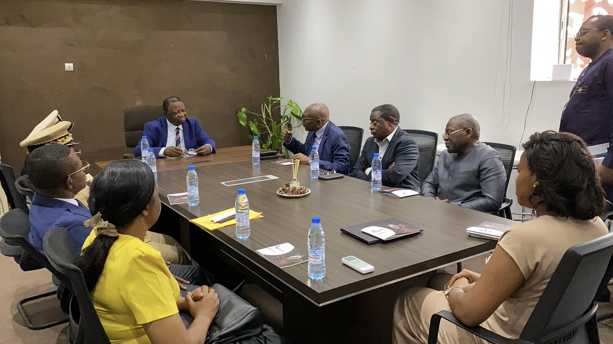 MbargaAtangana1's tweet photo. Bravo à Mme Tame Lisette Claudia ! Son usine de transformation du cacao à Okoa Maria illustre parfaitement le potentiel entrepreneurial camerounais. Le gouvernement continuera d'accompagner ces initiatives qui valorisent notre cacao et créent de la richesse locale. https://t.co/vMCnwLc3hy