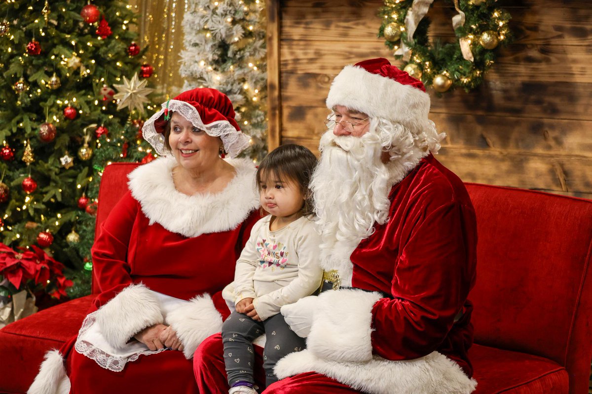 CherokeeNation's tweet photo. It’s starting to look a lot like Christmas around the W.W. Keeler Tribal Complex! 🎄✨ We held our Holiday Open House on Wednesday with special appearances by Santa and Mrs. Claus! 🎅🏽🤶🏼 Cherokee Nation departments were set up throughout the complex to hand out holiday treats. https://t.co/qQPovXEEpU