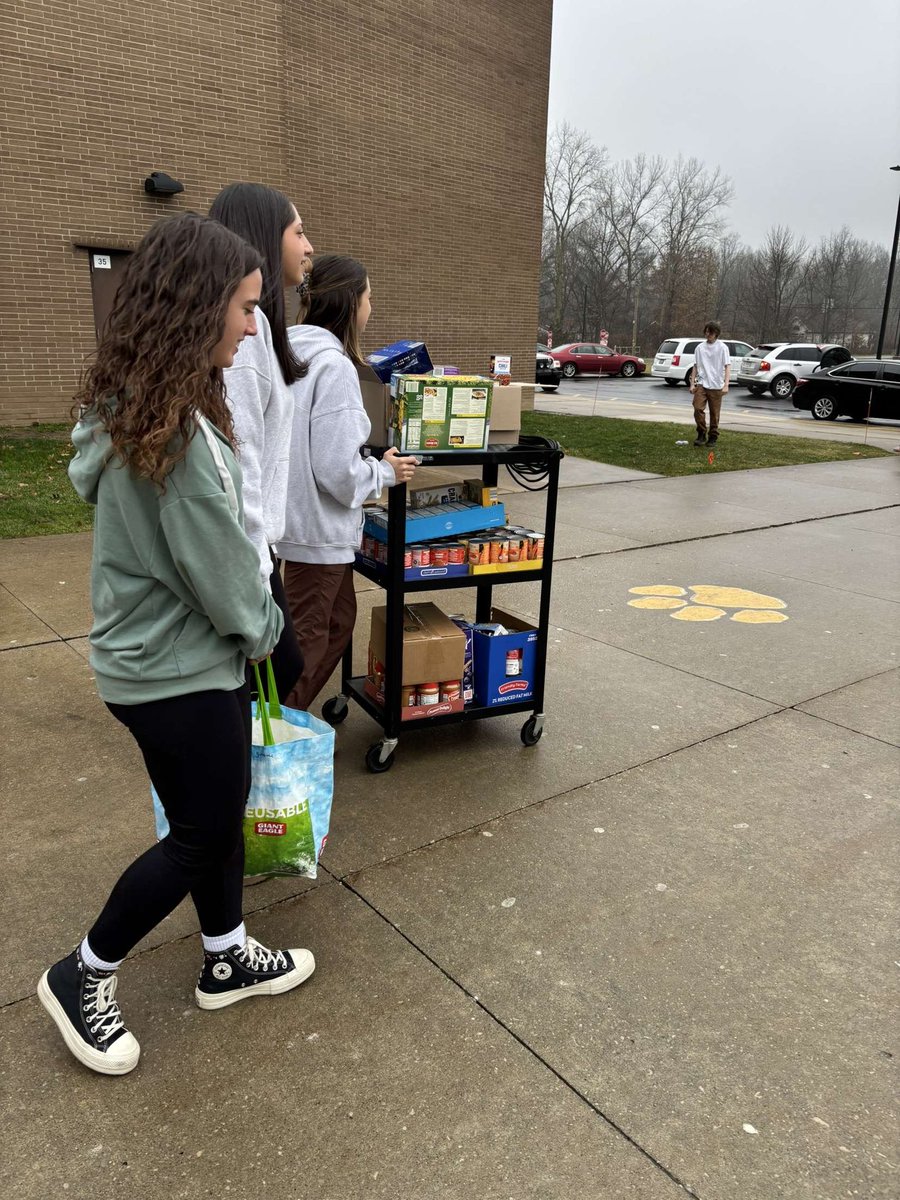 OFHS_SC's tweet image. HUGE thank you to all of our wonderful helpers yesterday! OFHS donated over 2,000 cans to the food pantry!!