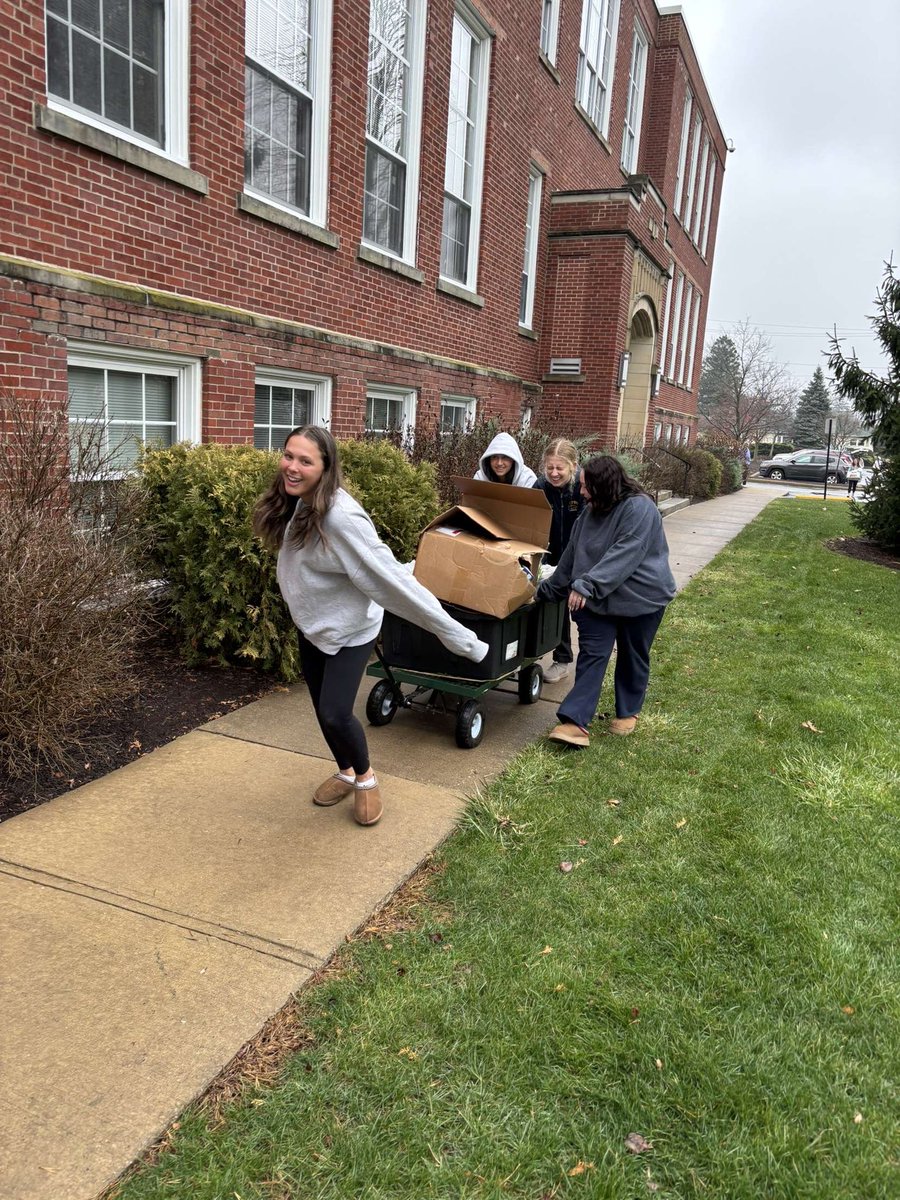 OFHS_SC's tweet image. HUGE thank you to all of our wonderful helpers yesterday! OFHS donated over 2,000 cans to the food pantry!!
