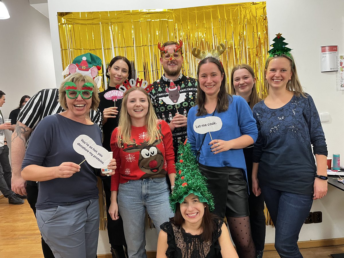 Krulova_Lab's tweet photo. Merry Christmas and a Happy New Year from Krulova Lab 🎄✨

#watchuscookin2025 https://t.co/9E4PMmG7CL