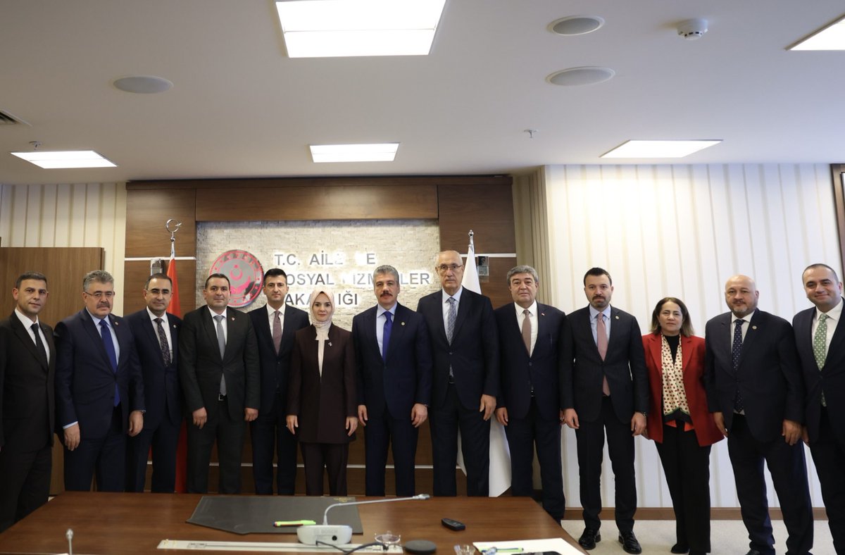 Milletvekillerimiz Veysal Tipioğlu, Cüneyt Yüksel, Hasan Arslan, Mehmet Ali Çelebi, Feyzi Berdibek, Süleyman Şahan, Dursun Ataş, Resul Kurt, Sevan Sivacıoğlu, AK Parti Sosyal Politikalar Başkan Yardımcımız Levent Ali Yıldız ve STK temsilcileriyle Bakanlığımızda bir araya geldik.