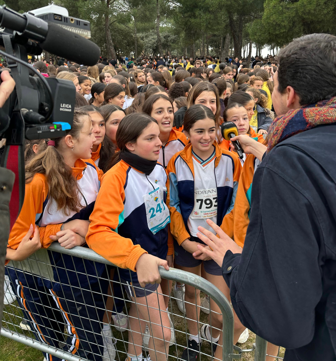 gsdlasrozas_dir's tweet photo. La de hoy ha sido una mañana de convivencia y fiesta deportiva solidaria. Nuestros alumnos han participado en la multitudinaria carrera Cross Cris Contra el Cáncer, que la fundación @criscontracancer ha organizado en la Dehesa de Navalcarbón de #lasrozas . 🏃‍♂️🏃🏻‍♀️🏃‍♂️ https://t.co/hITpyYDS6Z