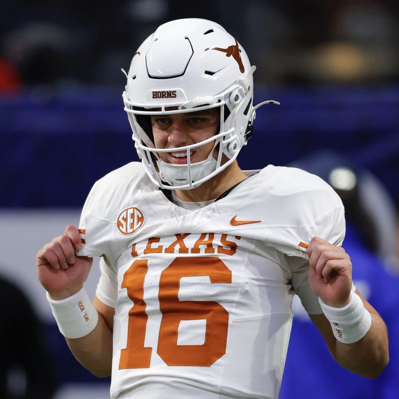 CFBReport's tweet photo. 2025 Heisman Odds, via BetOnline:

Arch Manning +600
Garrett Nussmeier +800
John Mateer +900
Drew Allar +1000
DJ Lagway +1100
Kevin Jennings +1200
LaNorris Sellers +1200
Nico Iamaleava +1200
Cade Klubnik +1400
Conner Weigman +1600
Sam Leavitt +1800
Jackson Arnold +2500 https://t.co/2VVU60BlP5
