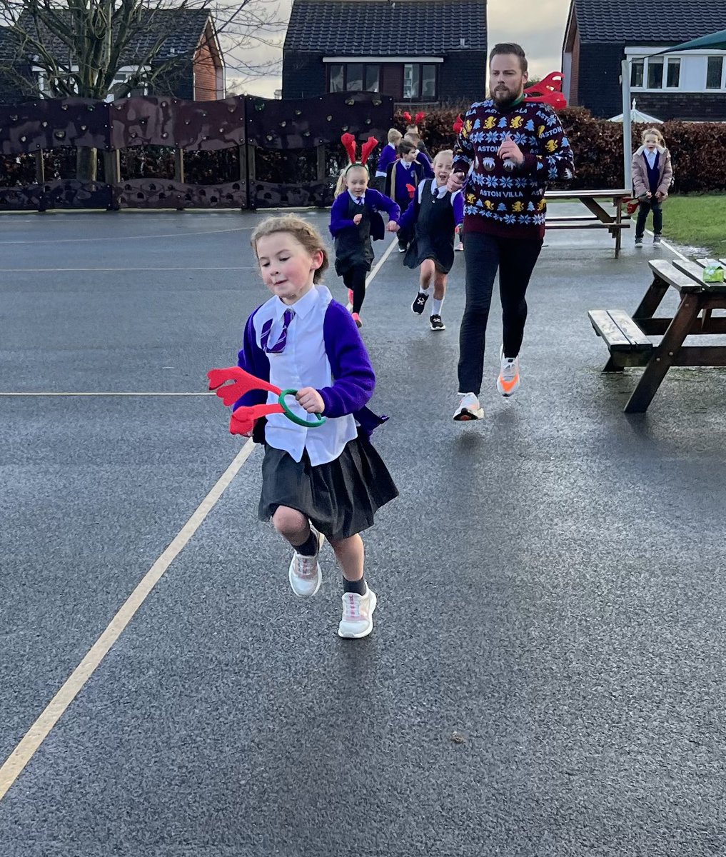 Class2Highpri's tweet photo. #RudolphRun @StGilesHospice We thoroughly enjoyed completing our run this morning. https://t.co/t5u7BS6Dsv