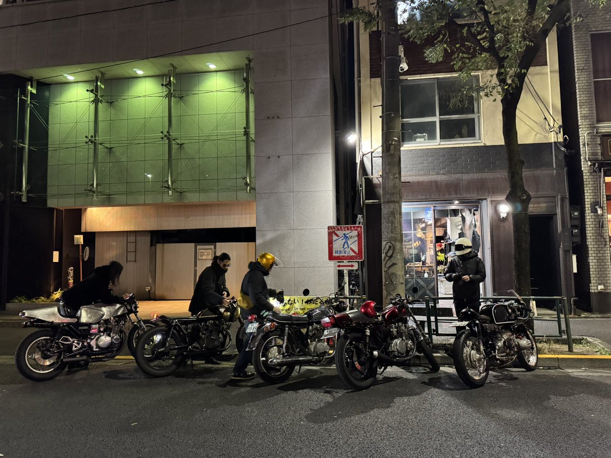 yamaguchi3153's tweet photo. ヤバい単車と走った。
GS750Gのアルミタンク
BMW R69Sのロケットカウル
古い単車をいろいろシカトして自分の好きにいじってるの好き!
その人が乗ってかっこいい単車がかっこいい。
#KLAMPSTUDIO
#sculptor
#原型
#原型師
#GS550
#GS550E
#caferacer
#カフェレーサー
#CB450
#CB500T
#GS750G
#R69S https://t.co/LWonNY7NsE