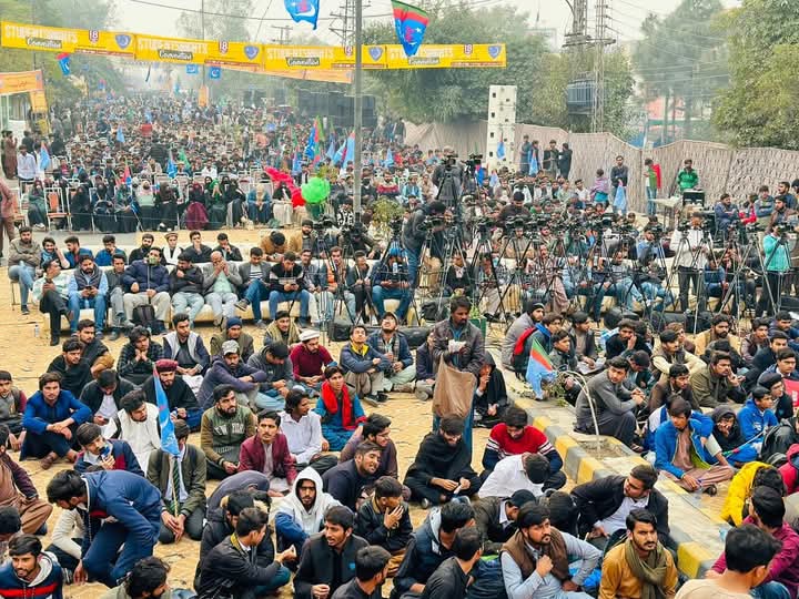 jamiat_pu_'s tweet photo. حقوق طلبہ کنونشن |وحدت روڈ لاہور 
امیر جماعت اسلامی پاکستان حافظ نعیم الرحمنٰ اور ناظم اعلی اسلامی جمعیت طلبہ پاکستان حقوق طلبہ کنونشن میں موجود ہزاروں طلبہ سے خطاب کر رہے ہیں
اس موقع پر ناظم اسلامی جمعیت طلبہ جامعہ پنجاب بھی موجود ہیں 
اسلامی جمعیت طلبہ جامعہ پنجاب
#jamait #Lhr https://t.co/RbO3zM8iri