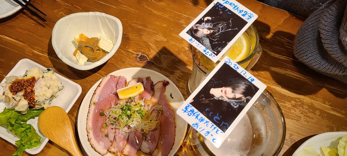 aa_ak_a's tweet photo. 下手からの推しってもしかして世界一ビジュかっこいいのでは？！？流し目つっよしぬ
たくさん喋ってくれてリーダーみめっちゃすき、この村の長になれ〜〜ッ！！🧚
ごちそうさまとありがとうの論争で荒れ狂うものどもを収めていたらはっぴーを拾ったので、やっぱり幸せを伝えることはいいことなのだ✌ https://t.co/YUk5o0Rz3z