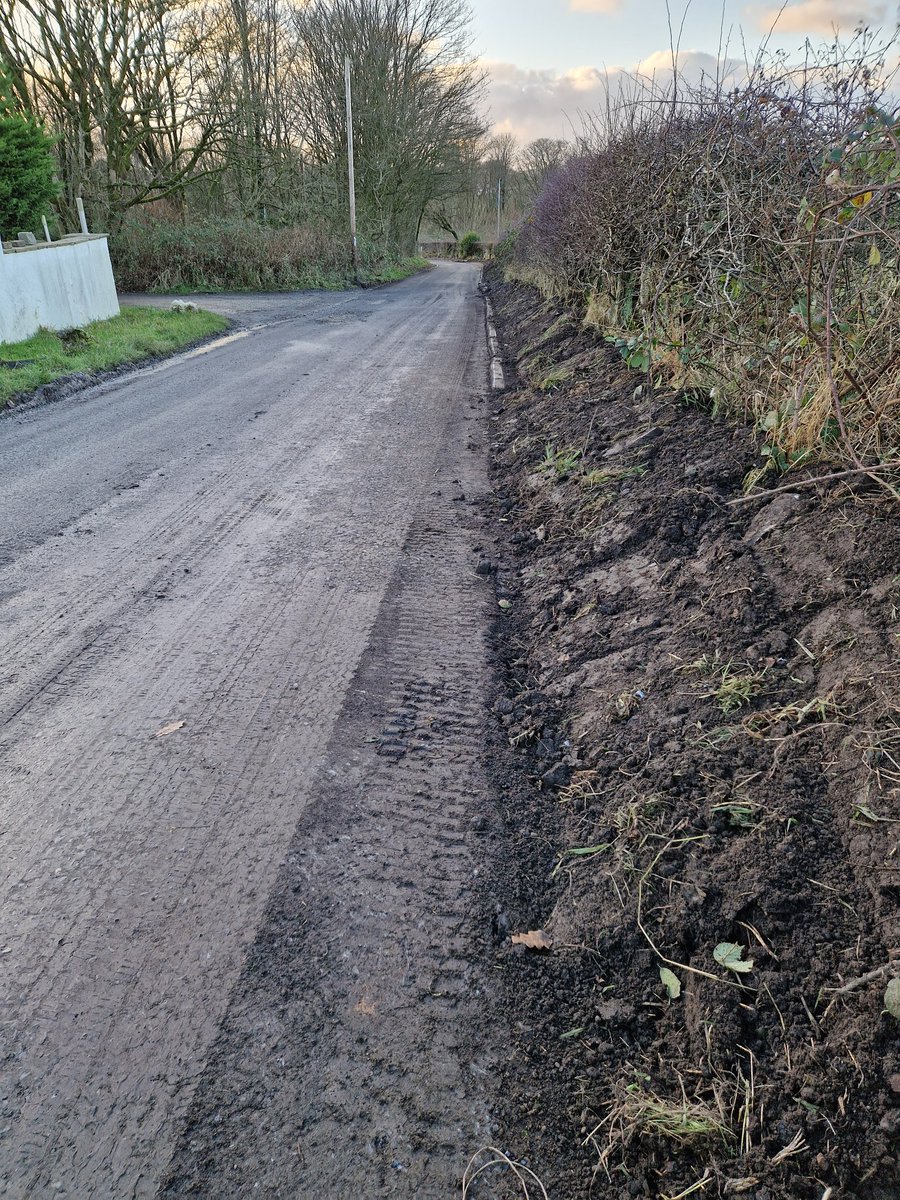 ChorleyGolfClub's tweet image. 19/12
Finish replacing the drain on the right as you go down lane. Issue was the existing tile drain ran under the kerb which kept getting crushed by vehicles mounting the kerb and tree roots. Now a solid pipe further out.
@DiggerduncTPL also in to rotovate 3rd tee for levelling.