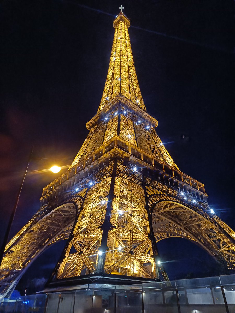Net een plaats in de bib gereserveerd onder de Eiffeltoren. Het kan verkeren.