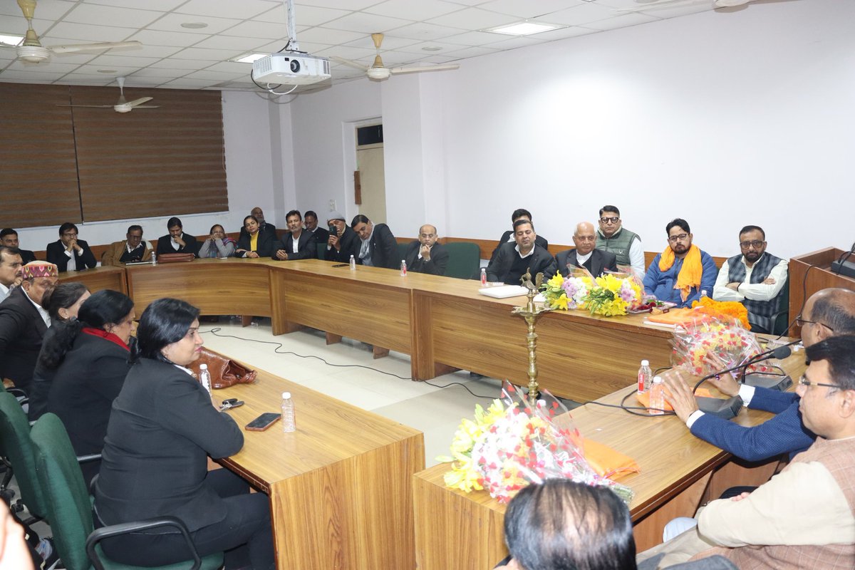 सुप्रीम कोर्ट में पूर्वांचल समाज के अधिवक्ताओं के साथ पूर्वांचल मोर्चा भाजपा दिल्ली प्रदेश अध्यक्ष श्री संतोष ओझा जी का सार्थक संवाद हुआ।

पूर्वांचल ने ठाना है, दिल्ली में भाजपा को लाना है।

#आ_रही_है_भाजपा #भाजपा_संग_पूर्वांचल