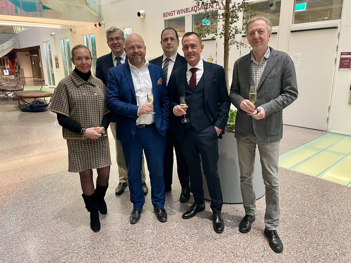 Frank Dor (@frank_dor) on Twitter photo Honoured to serve as opponent for Johan Nordström’s PhD defense <a href="/karolinskainst/">Karolinska Institutet</a> on ‘Targeting Ischemia-Reperfusion Injury in Kidney Transplantation.’ Congrats on earning your PhD with distinction and all the best at <a href="/sahlgrenska/">Sahlgrenska Universitetssjukhuset</a>! <a href="/gabriel_oniscu/">Prof Gabriel Oniscu</a> <a href="/MiOltean/">Mihai Oltean</a> Honoured to serve as opponent for Johan Nordström’s PhD defense <a href="/karolinskainst/">Karolinska Institutet</a> on ‘Targeting Ischemia-Reperfusion Injury in Kidney Transplantation.’ Congrats on earning your PhD with distinction and all the best at <a href="/sahlgrenska/">Sahlgrenska Universitetssjukhuset</a>! <a href="/gabriel_oniscu/">Prof Gabriel Oniscu</a> <a href="/MiOltean/">Mihai Oltean</a>