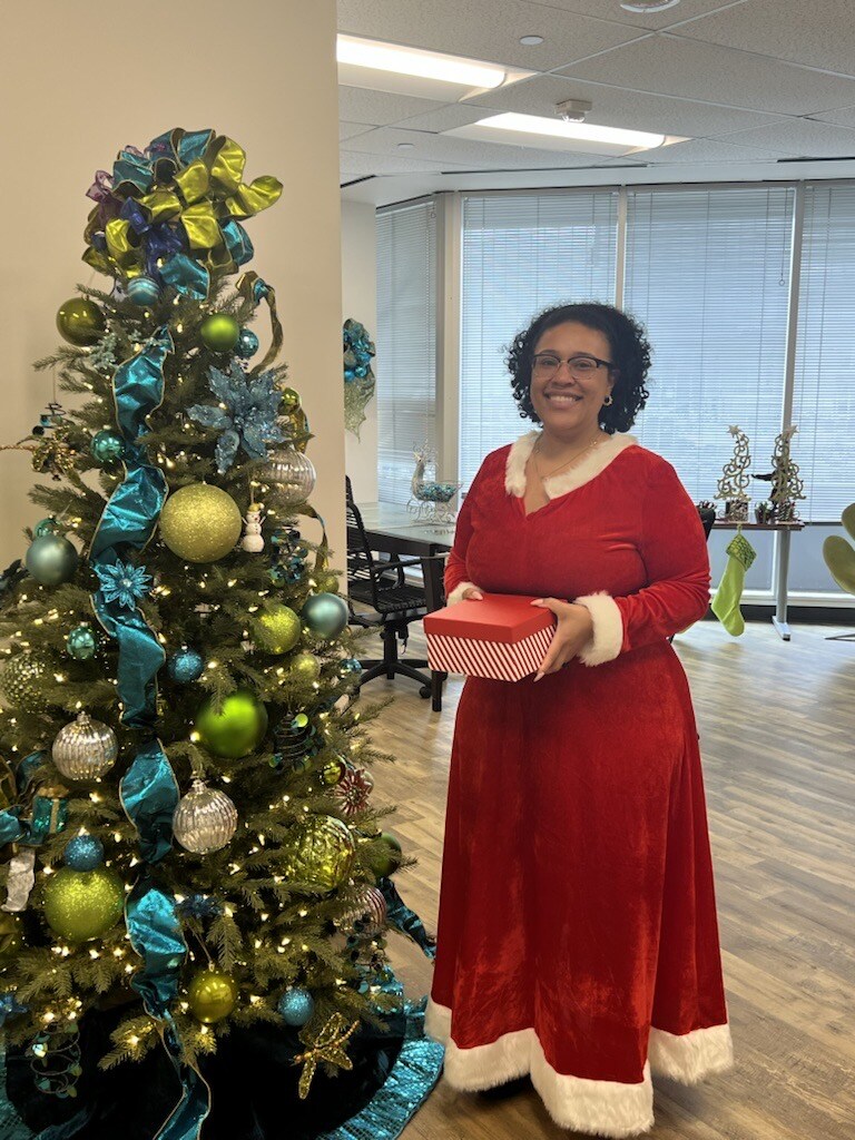 It’s not every day that Mrs. Claus drops by with cookies! 🍪 A big thank you to Aryanna and our amazing property management team for spreading holiday cheer at the Hollinden office.🎄