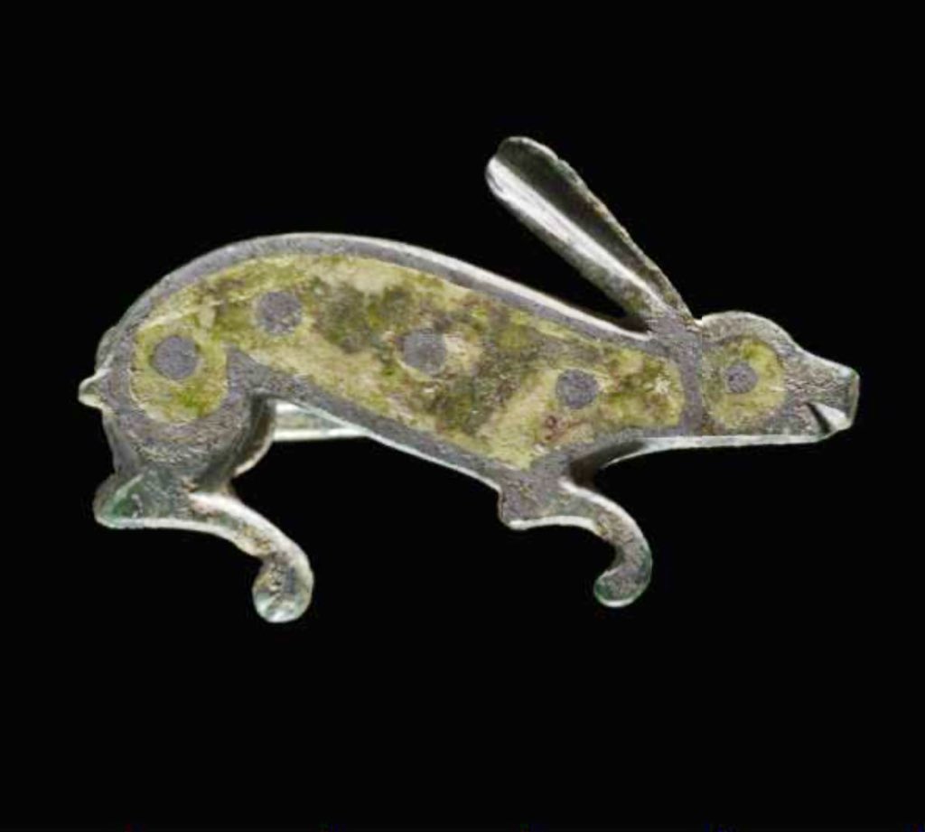 Lovely little Romano-British brooch in the form of a hare.

The artisan who made this brooch some 1,900 years ago, gave the hare a cheerful little face! 😍

Copper alloy decorated with enamel. 📷 British Museum britishmuseum.org/collection/obj…

#Archaeology