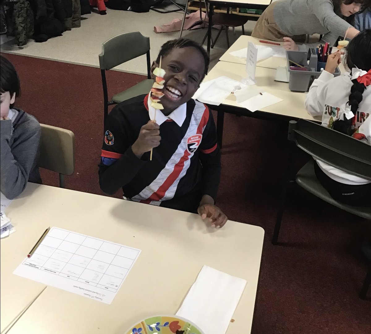 Today in DT we tried and evaluated healthy snacks ! The vegetable crisps and fruit kebabs were definitely our favourite ! 🥕🥦🥒