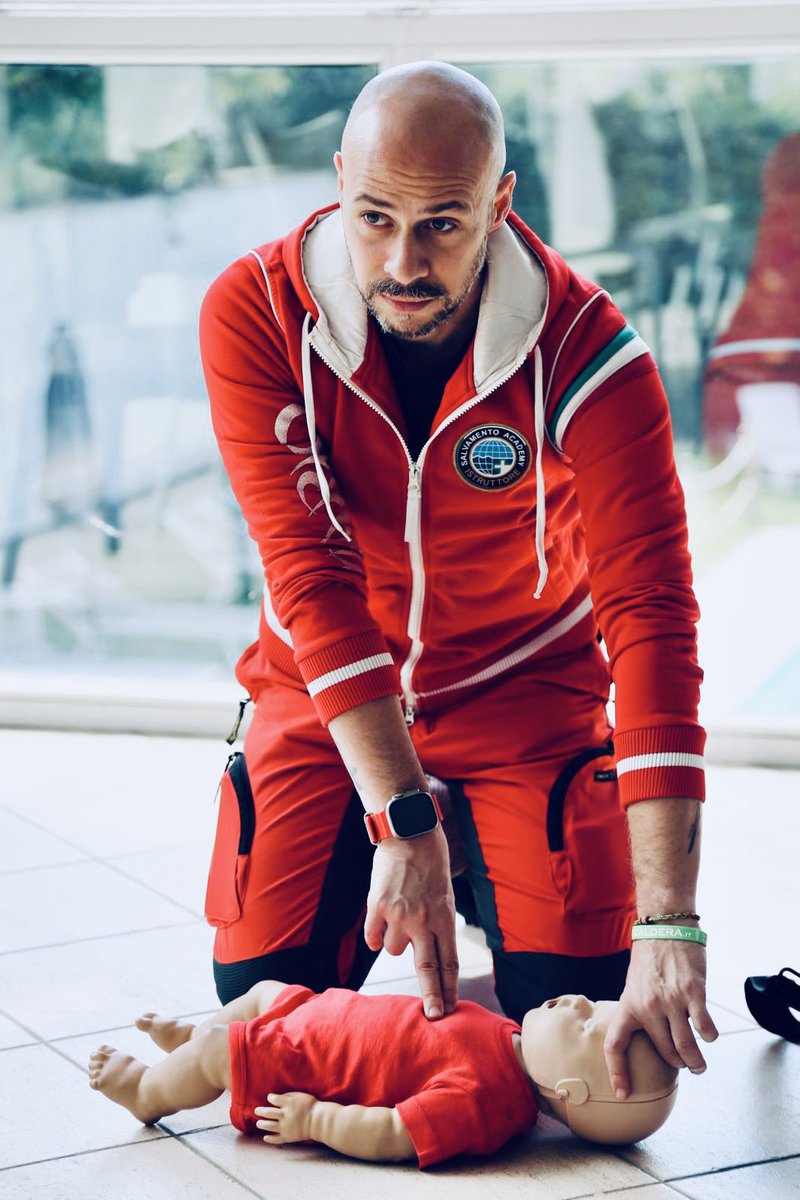 mariocaldera's tweet photo. Buon Natale Oh Oh Oh!
Ci vediamo il prossimo anno…
Buone Feste a tutti… 

Brevetto Nazionale di Primo Soccorso⚕️
By Mario Caldera.
È un bel giorno per imparare a salvare una vita.
CHI SALVA UNA VITA SALVA IL MONDO INTERO!!!

#mariocalderaofficial 
@mariocaldera https://t.co/CeogglfaNz