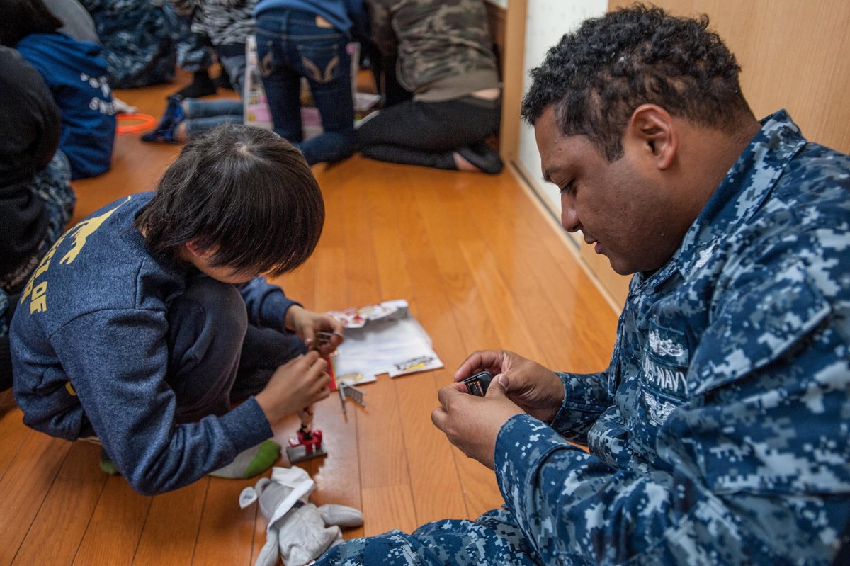 NavyMuseumDev's tweet photo. Did you know? In 1914, during WWI, Navy sailors shared their Christmas meal with those in need, embodying the spirit of giving. The tradition of generosity has always been a part of Navy history. ⚓️ #SeasonOfGiving #NavyHistory https://t.co/wnpcBInb8J