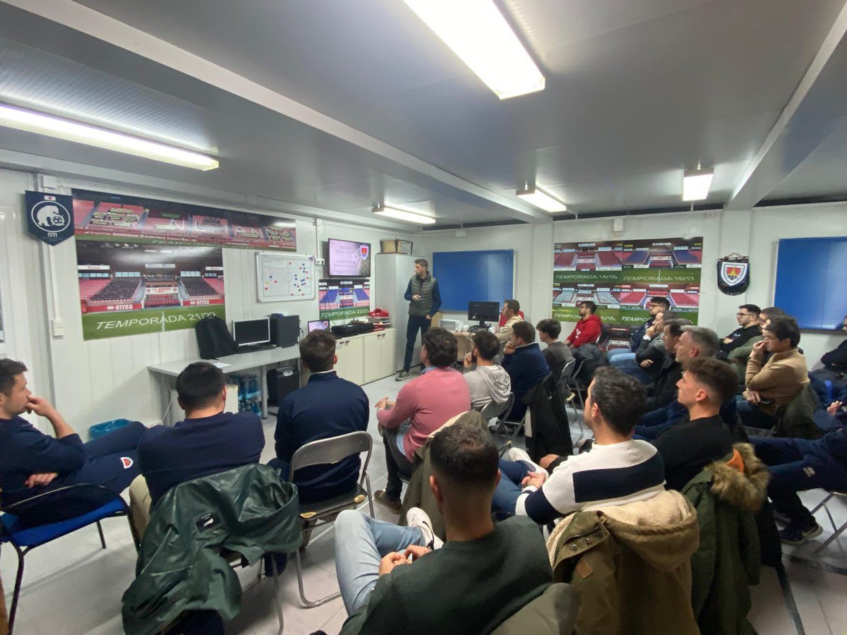 El segundo entrenador del primer equipo, Pablo Ayuso, ha ofrecido esta tarde-noche una Formación interna a técnicos del fútbol base del CD Numancia sobre el análisis de vídeo del rival y propio y el balón parado ofensivo y defensivo 

#CanteraCDN #DondeNacenLosSueños