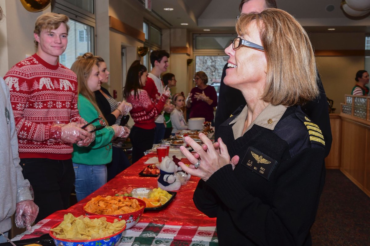 Did you know? In 1914, during WWI, Navy sailors shared their Christmas meal with those in need, embodying the spirit of giving. The tradition of generosity has always been a part of Navy history. ⚓️ #SeasonOfGiving #NavyHistory