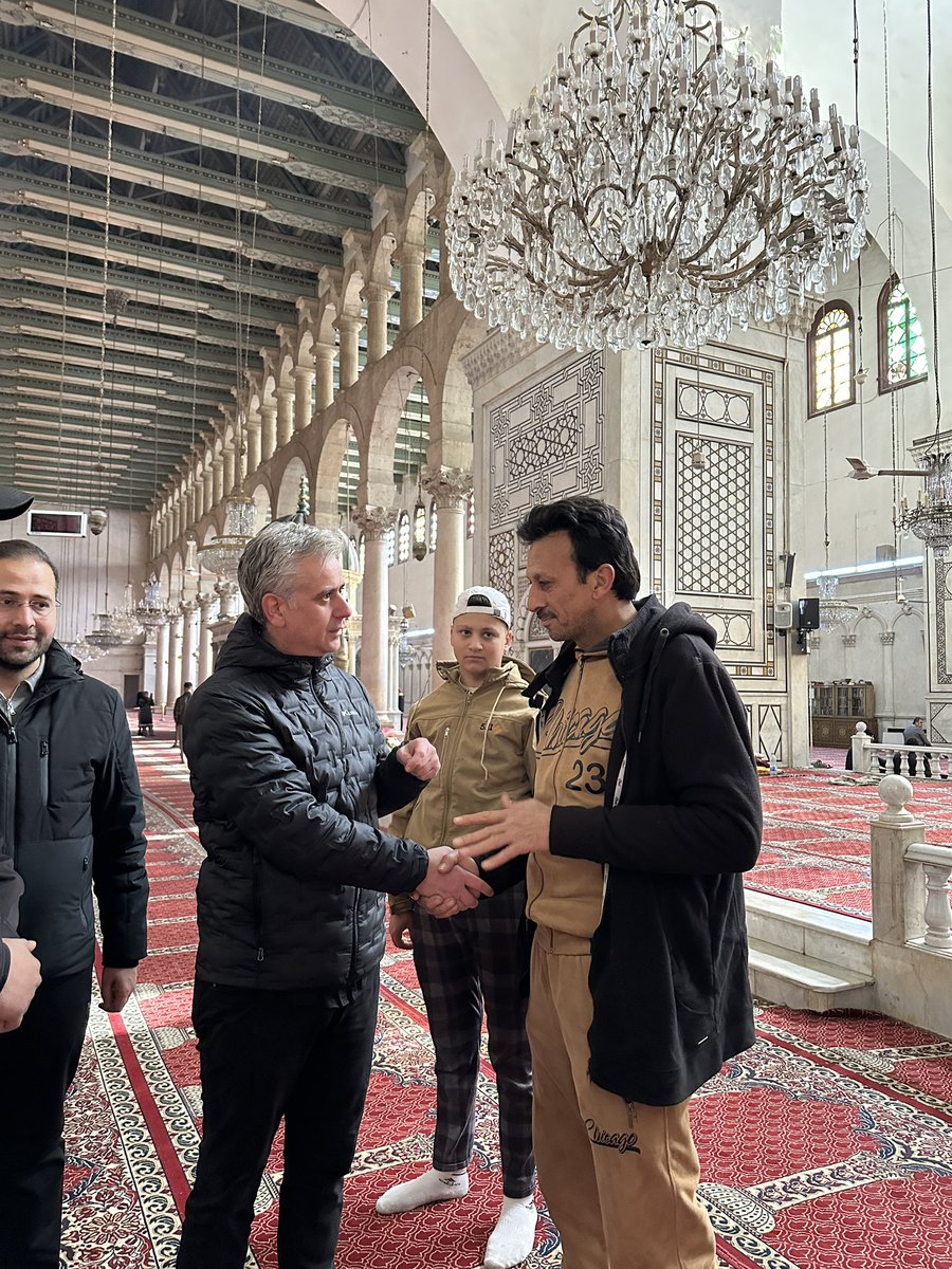 Emevi Camiinde bu kardeşimiz “Erdoğan ne zaman gelir” diye soruyor.