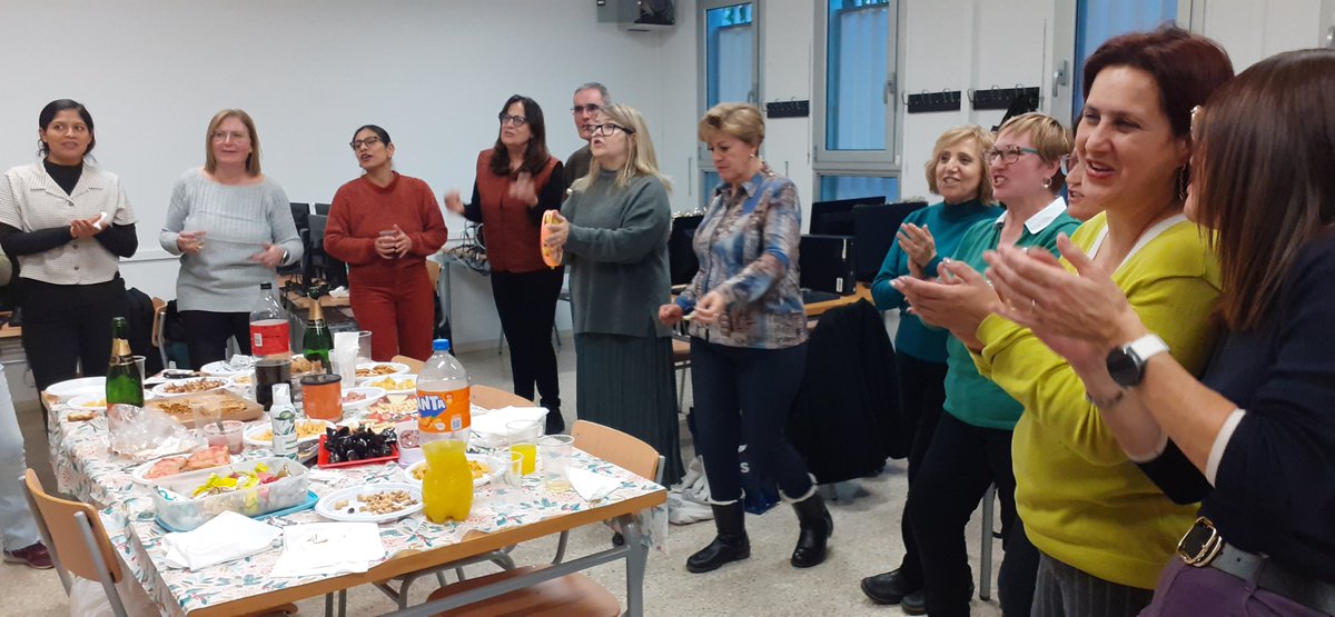 CfaCornella's tweet photo. El grup de #Competic1 #tarda s'afegeix a les celebracions de comiat de l'any! 🔥😍 A més del ja tradicional #PicaPica, hem treballat amb diversos recursos a la xarxa sobre aquestes dates tan especials, i hem cantat nadales al ritme de #pandereta!! 🥰🎼 #BonNadal 🎅 @educaciocat https://t.co/OPXsEMfGXq