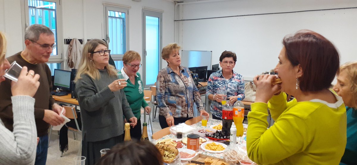 CfaCornella's tweet photo. El grup de #Competic1 #tarda s'afegeix a les celebracions de comiat de l'any! 🔥😍 A més del ja tradicional #PicaPica, hem treballat amb diversos recursos a la xarxa sobre aquestes dates tan especials, i hem cantat nadales al ritme de #pandereta!! 🥰🎼 #BonNadal 🎅 @educaciocat https://t.co/OPXsEMfGXq