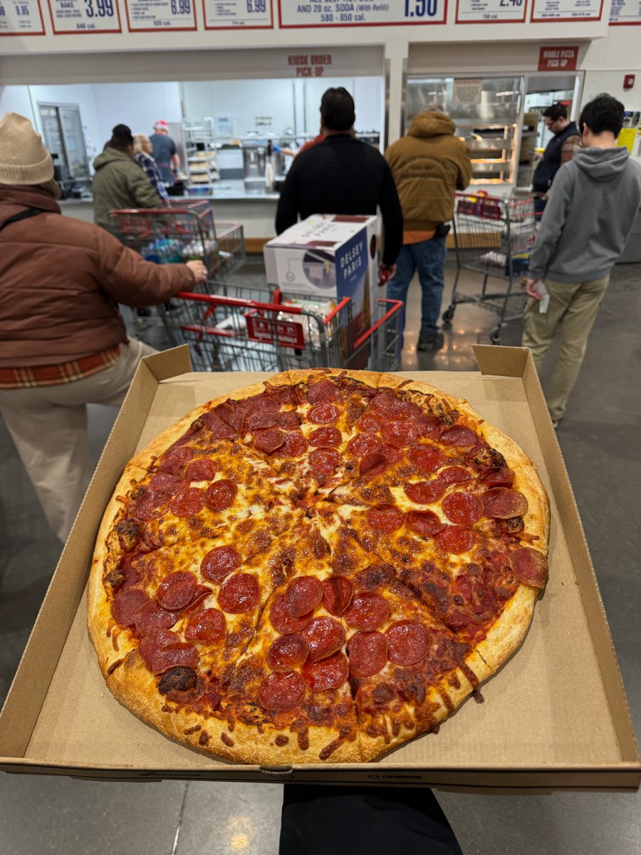 MarketPalmer_'s tweet photo. Fastest and cheapest way to feed a family of 4?

Costco pizza is my answer. $10. https://t.co/QWIPW1Xecc