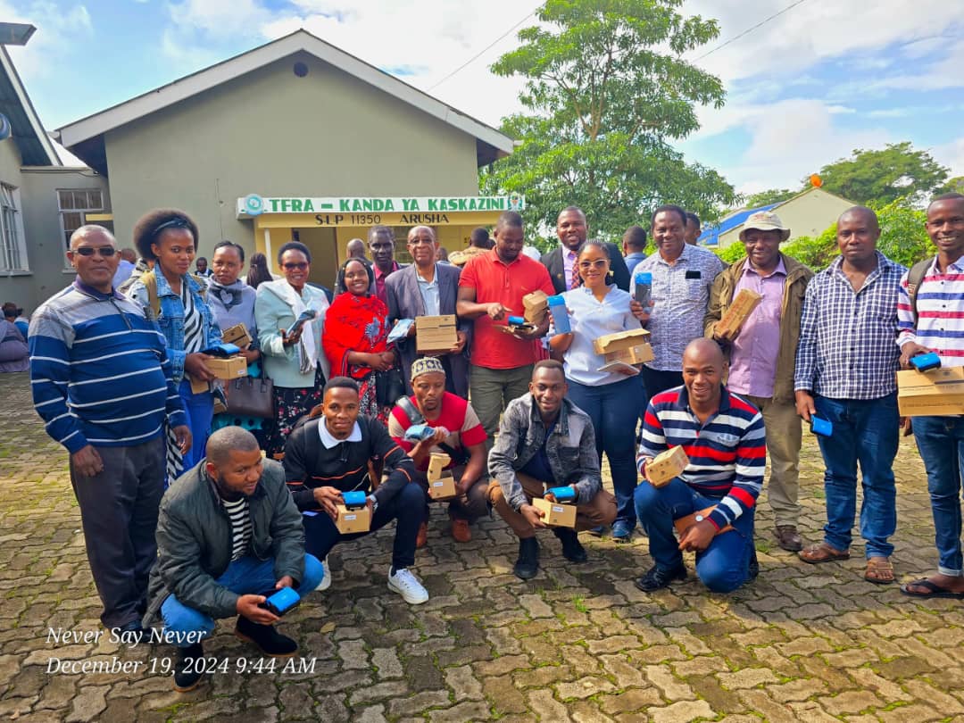 tfra_official's tweet photo. WAKULIMA KANDA YA KASKAZINI KUNUFAIKA NA UGAVI WA MASHINE ZA POS KWA WAUZAJI WA PEMBEJEO ZA RUZUKU
Ikiwa ni utekelezaji wa maelekezo ya Waziri wa Kilimo, Mheshimiwa Hussein Bashe, Mamlaka ya Udhibiti wa Mbolea nchini imeanza kugawa mashine za POS kwa wasambazaji wa pembejeo. https://t.co/jyX5CXb3o3