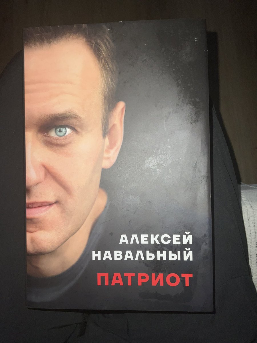 AteoBreaking's tweet photo. Очередной скандал, связанный с сокрытием спонсоров ФБК, побудил меня высказаться.

Если организация не хочет раскрывать источники своего финансирования — это её право, и в определённой степени это можно понять. Открытость может спровоцировать негативную реакцию со стороны сторонников или наблюдателей, которые начнут задавать неудобные вопросы вроде: «Железняк украл, а вы с ним сотрудничаете?». Несоответствие между словами и действиями способно вызвать серьёзные разногласия.

Однако в книге Алексея Навального «Патриот» он чётко утверждает: организация ВСЕГДА должна быть прозрачной. Любой человек в любой момент должен иметь доступ к информации о финансах — откуда приходят деньги и на что они тратятся.

Сильные лидеры находят способы быть честными со своими сторонниками. Те, кто ищет оправдания, — просто слабые игроки и пораженцы.

Теперь о другом. В той же книге Навальный подчёркивает, что коррупция недопустима в любой форме. Однако однажды сотрудник ФБК рассказал мне о схеме, с помощью которой некоторые из них в Европе получают пособия, жильё и страховку. Я предупредил Леонида Волкова, что такие махинации противоречат их принципам и могут привести к серьёзным последствиям, если о них узнают правоохранительные органы. Вместо адекватной реакции он устроил истерику и ложно обвинил меня в работе на Невзлина. Он сам придумал эту ложь и сам в неё поверил. Очень удобно.

После моего письма Леониду Волкову сотрудники, о которых шла речь, поспешно удалили переписку со мной. На этом фоне стан��вится очевидно: внутренние проблемы и противоречия игнорируются, вместо их решения выбирается удобная тактика обвинений в «ангажированности». Это позволяет замылить фокус внимания у сторонних наблюдателей. А если фокус сбить не удаётся, в комментариях появляются сотрудники на зарплате или ярые фанаты, которые начинают активно распространять бездоказательные фейки,  материться, оскорблять и уводить дискуссию в другое русло. Удобно, но глупо.

И вот мой простой вопрос: зачем говорить громкие слова, если вы не готовы им соответствовать? И риторический: зачем лгать и нарушать закон в Европе,  которая вас приютила?

Лайк, ретвит, комментарий — приветствуется!