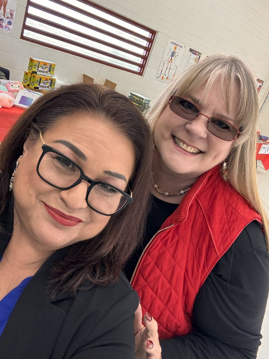 ExecDirCSD83's tweet photo. So proud of all our principals!! They all make school a great place to be for all scholars! Here is Debbie Kuenzli, proud principal of Holiday Park! https://t.co/p5YkoVK7VA