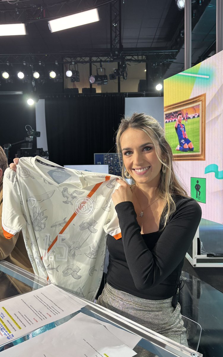 L'ÉQUIPE de Greg (@lequipedegreg) on Twitter photo 🎁CADEAU DU JOUR🎁
Les Îles Marshall sortent un maillot qui s'abîme au fil du temps pour alerter sur la montée des eaux ! 🌊
Plus d'info sur le site l'Equipe : lequipe.fr/Football/Actua…
Pour jouer : RT&Follow <a href="/lequipedegreg/">L'ÉQUIPE de Greg</a>
#EDG 🎁CADEAU DU JOUR🎁
Les Îles Marshall sortent un maillot qui s'abîme au fil du temps pour alerter sur la montée des eaux ! 🌊
Plus d'info sur le site l'Equipe : lequipe.fr/Football/Actua…
Pour jouer : RT&Follow <a href="/lequipedegreg/">L'ÉQUIPE de Greg</a>
#EDG