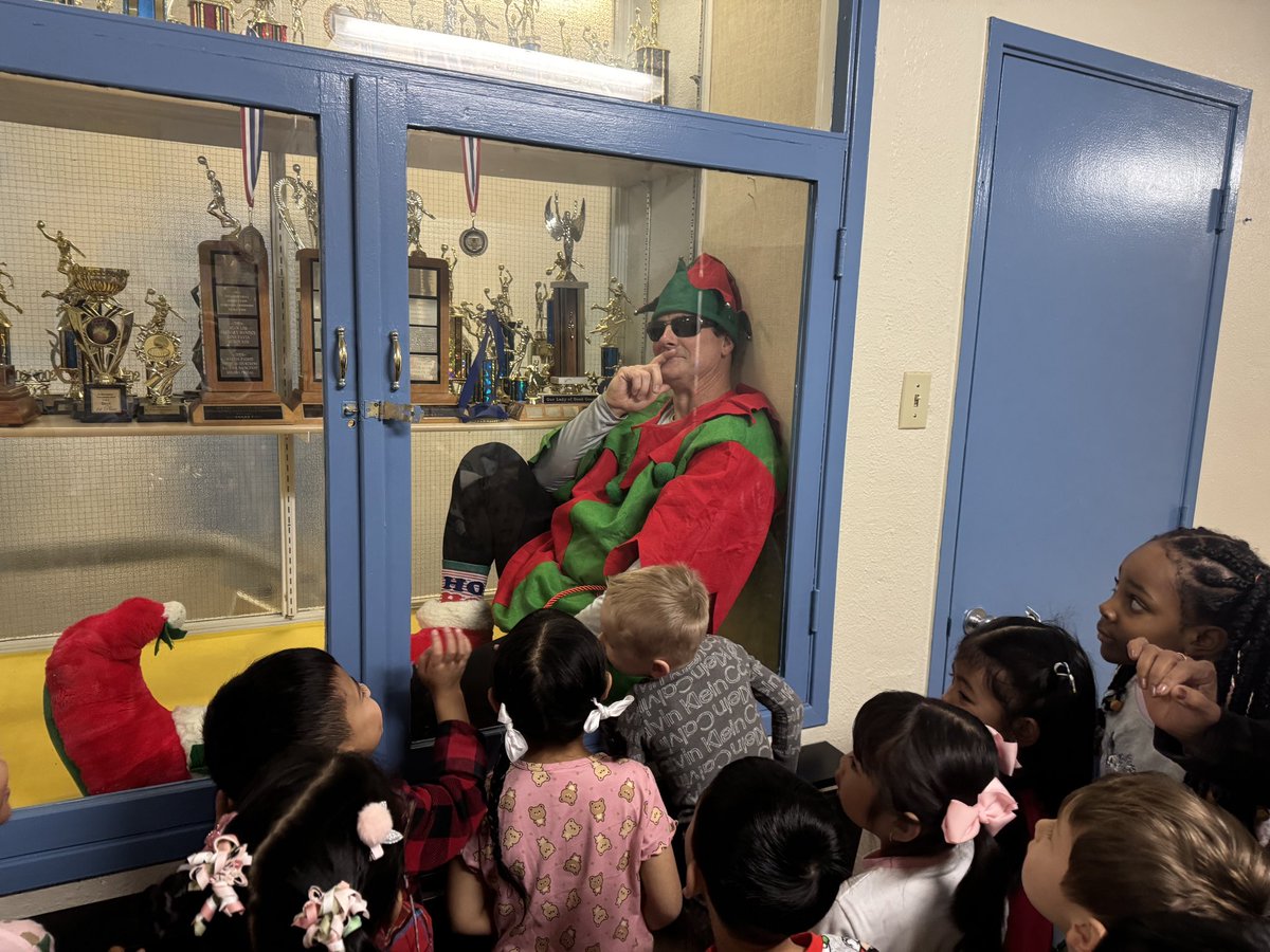 OLGCSurrey's tweet image. #elfontheshelf made an appearance today!! 🎅🏼 On Pajama too! #Olgcbestinbc #MrWright #cisva @CISVA2