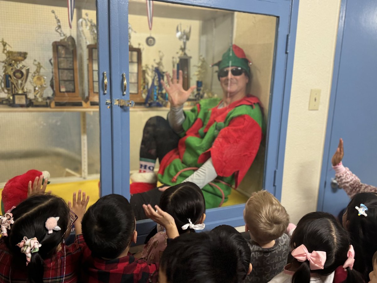 OLGCSurrey's tweet image. #elfontheshelf made an appearance today!! 🎅🏼 On Pajama too! #Olgcbestinbc #MrWright #cisva @CISVA2