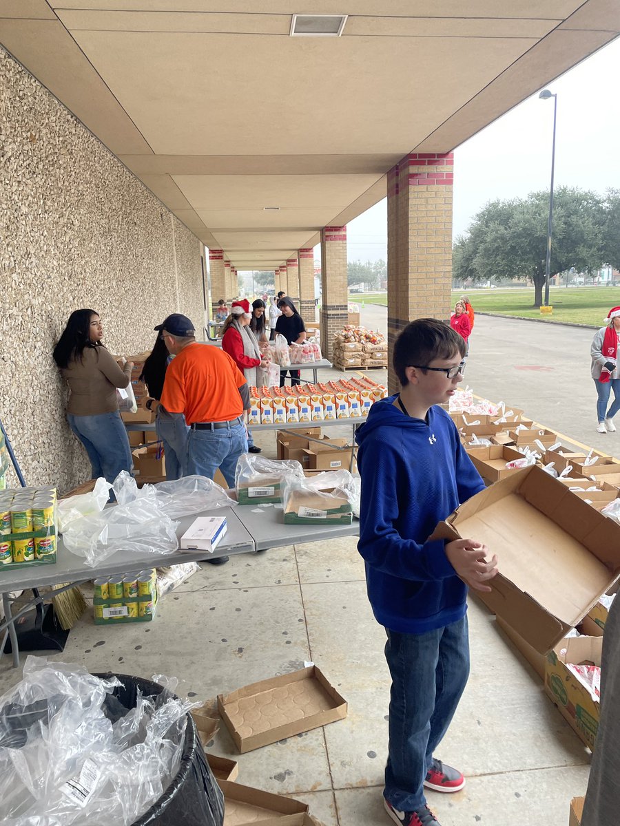 Laura Kay Ríchard (@lrich_99) on Twitter photo When most of the C&I dept joins in on the fun at <a href="/CrosbyISD/">Crosby ISD</a> with the <a href="/HoustonFoodBank/">Houston Food Bank</a> distribution 😃🎉❤️🎄🎅🏽
the time flys by!
#CommittedToExcellence
#CougarPride
#ServiceMinded When most of the C&I dept joins in on the fun at <a href="/CrosbyISD/">Crosby ISD</a> with the <a href="/HoustonFoodBank/">Houston Food Bank</a> distribution 😃🎉❤️🎄🎅🏽
the time flys by!
#CommittedToExcellence
#CougarPride
#ServiceMinded