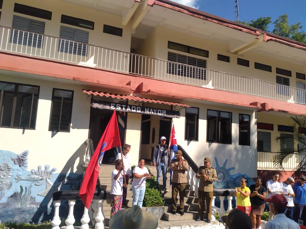 Hasta la UM 3710 Brigada de Defensa Antiaérea  Holguín llegamos como parte del recorrido de la Bandera 65 Aniversario de los #CDRCuba donde se realizaron 20 donaciones de Sangre y se intercambia con los allí presentes.  Felicidades #HolguinSi