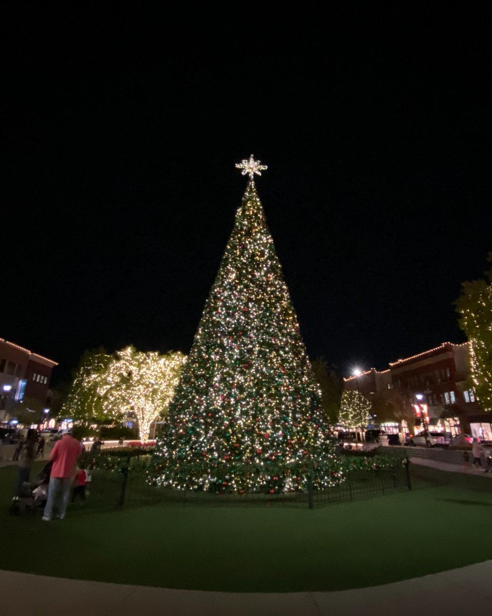 🎄Immerse yourself in the magic of the season at Market Street. Watch as thousands of lights on a stunning 70-foot-tall Christmas tree come alive in a dazzling three-minute show synchronized to your favorite holiday songs. 🎶✨ bit.ly/3bI5bQv