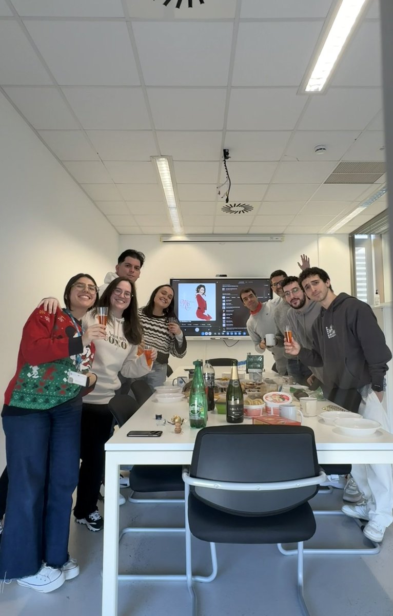 BioNanoChem's tweet image. Enjoying our christmas pot lunch 🎄We’ll see you in 2025✨✨