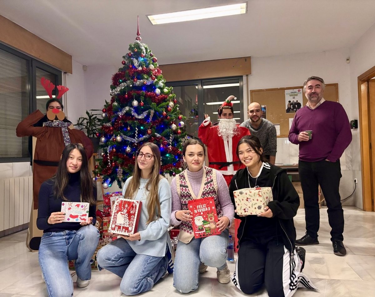 idiomasuva's tweet image. Feliz Navidad de parte de nuestros alumnos del curso de preparación del examen de inglés Advanced de @CambridgeEngSP . 🎄🥂 #IdiomasUVa
