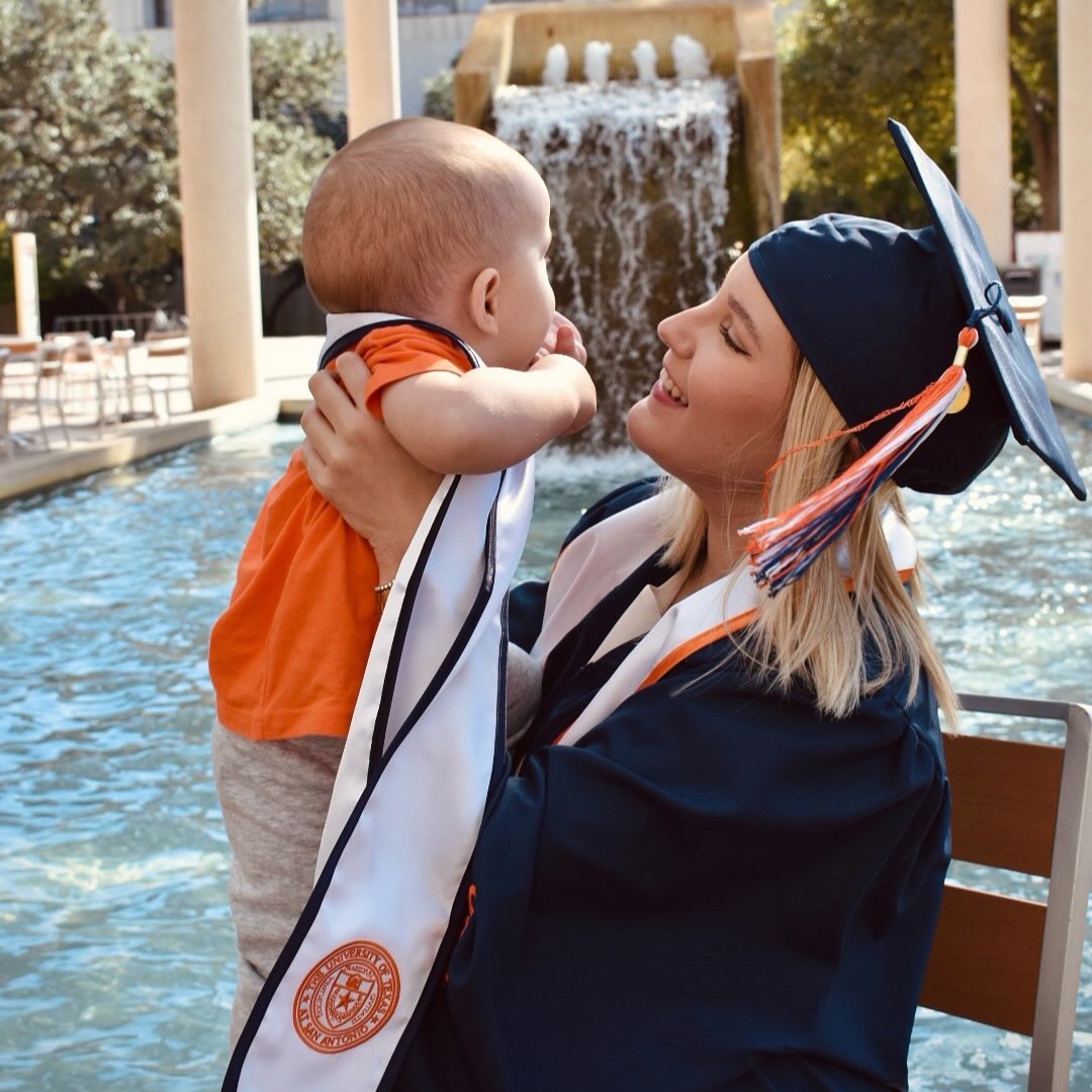 UTSA's tweet image. ✅ Admitted to UTSA
👶 Became a mom
🧡 Earned a B.A. in Psychology
💙 Minored in Sociology
🤙 Now an alum!

📸: @KarlaTrevinoW &amp;amp; little Juan Carlos

#UTSA #UTSAGrad24 #NowAndForever @UTSAAlumni @HCAPUTSA