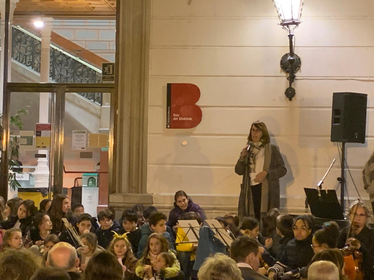 JuntsXCatSSTG's tweet photo. 🎄✨ L'esperit nadalenc a la plaça del Consell de la Vila amb el tradicional concert infantil del districte.
Moltes gràcies a l'Escola Municipal de Música #CanPonsic 🎶 per aquest regal nadalenc! 🎁 https://t.co/FvDGGC9Fqf