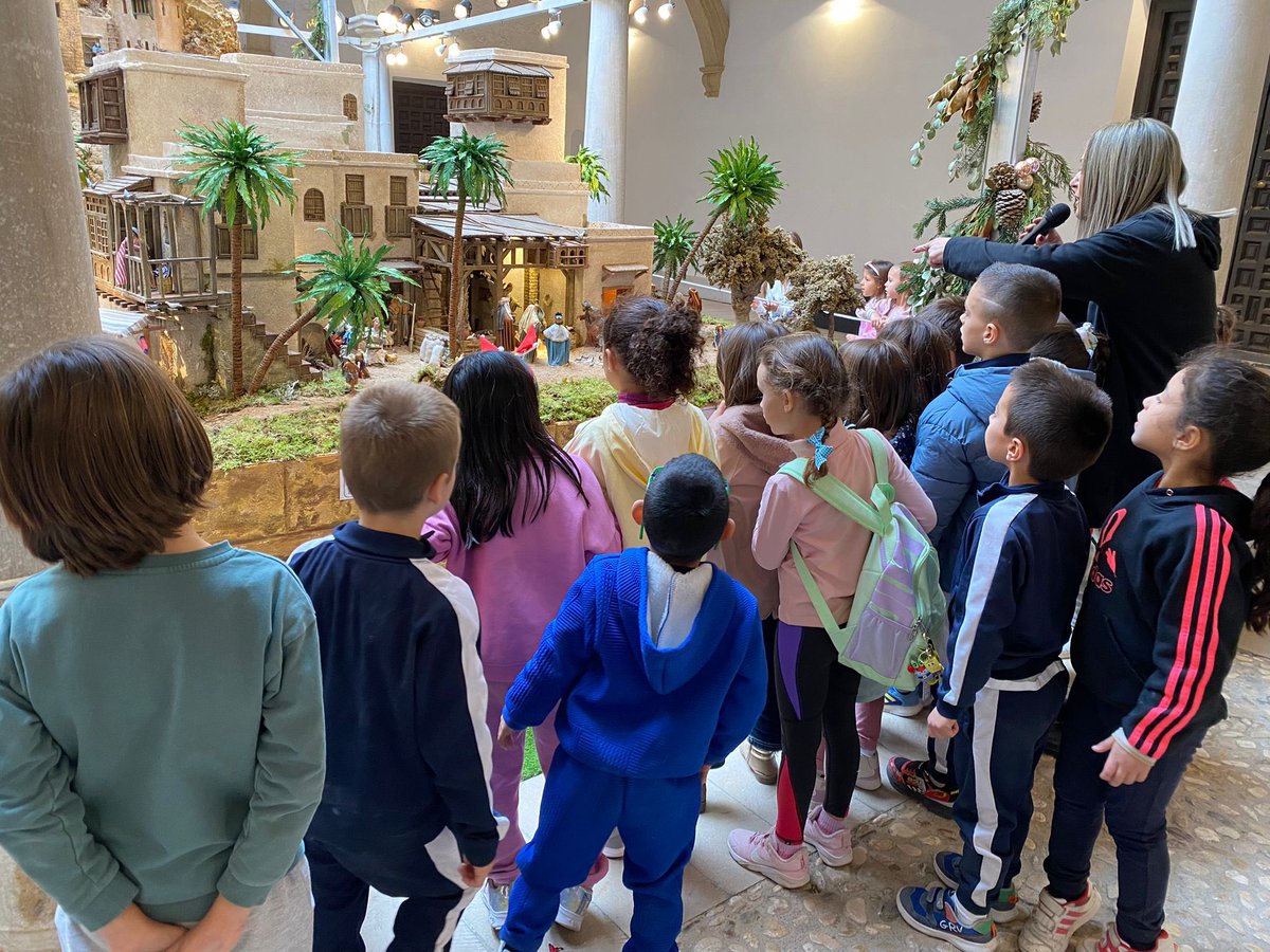 CEIP_AnaCaicedo's tweet image. 👑👑👑¡HAN VENIDO!👑👑👑

¡Los Reyes Magos nos han visitado!

Gracias al AMPA por endulzarnos una mañana tan emocionante con chocolate☕️ y magdalenas🧁.

Además, los de 1º han visitado el Belén municipal.

¡Qué suerte!

#CEIPAnaCaicedo
#Navidad
#ReyesMagos  
#QueNoTeLoCuenten