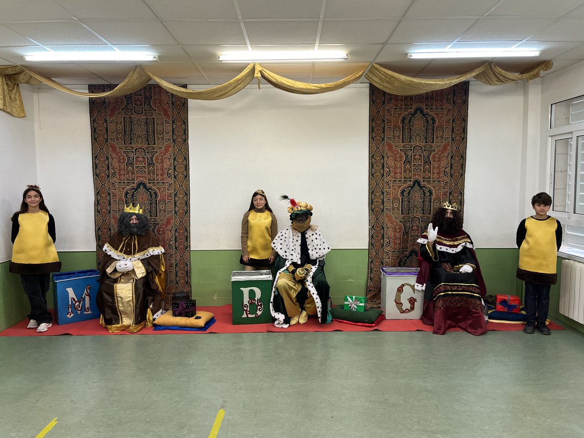 CEIP_AnaCaicedo's tweet image. 👑👑👑¡HAN VENIDO!👑👑👑

¡Los Reyes Magos nos han visitado!

Gracias al AMPA por endulzarnos una mañana tan emocionante con chocolate☕️ y magdalenas🧁.

Además, los de 1º han visitado el Belén municipal.

¡Qué suerte!

#CEIPAnaCaicedo
#Navidad
#ReyesMagos  
#QueNoTeLoCuenten