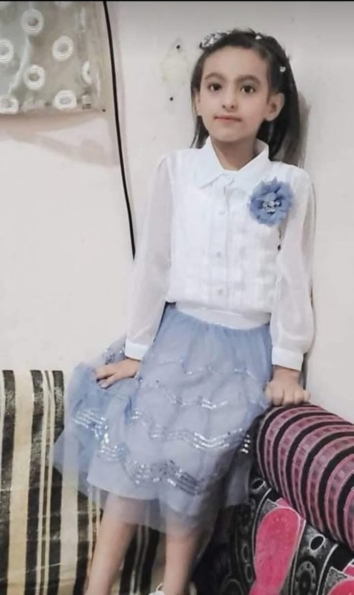 بلاد غير صالحة للعيش، كل يوم جريمة تقشعر لها الابدان…
الطفلة لمار الدبعي 12 عام، انفصل أبويها وسكنت لدى امها واخوالها في #صنعاء وعلى إثر خلاف بين ابوها واخوالها قيدوها بالسلاسل وأحر.قـgها حية